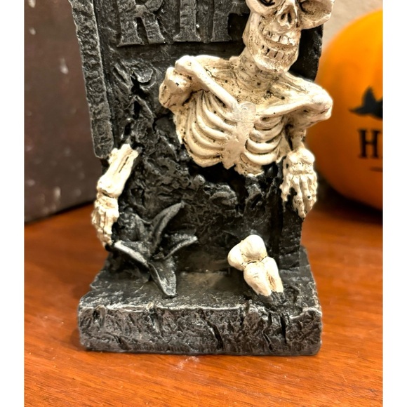 ☠️ NEW VIRAL TIKTOK HALLOWEEN RIP SKELETON ON TOMBSTONE CEMETERY FIGURE SPOOKY - Picture 3 of 9